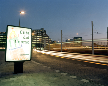 805213 Afbeelding van het affiche Città del Duomo in een Mupi op het Smakkelaarsveld te Utrecht.